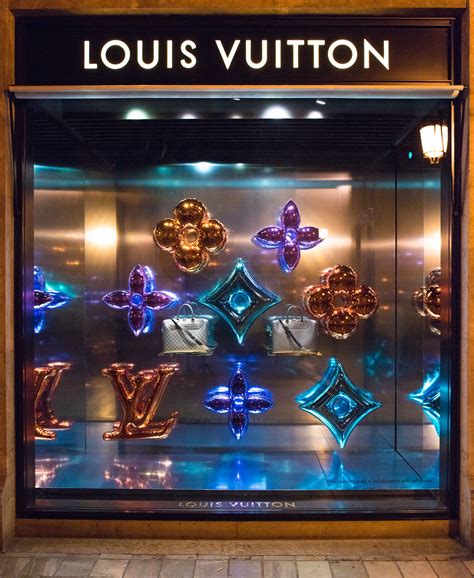 louis vuitton shop window design